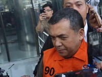 Wakil Menteri Imigrasi dan Pemasyarakatan (Wamen Imipas), Silmy Karim, tampak mengenakan rompi tahanan berwarna oranye saat berada di Gedung Merah Putih KPK, Jakarta, Kamis (4/6/2026). (CNBC Indonesia/Muhammad Sabki)