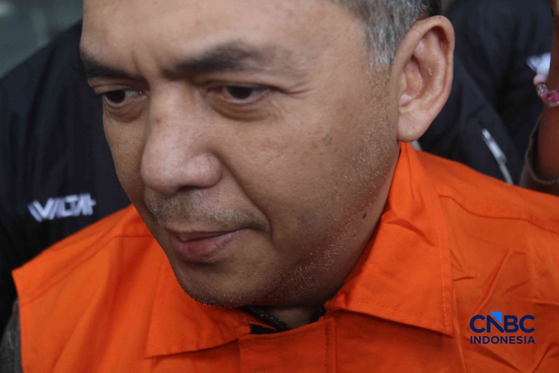 Wakil Menteri Imigrasi dan Pemasyarakatan (Wamen Imipas), Silmy Karim, tampak mengenakan rompi tahanan berwarna oranye saat berada di Gedung Merah Putih KPK, Jakarta, Kamis (4/6/2026). (CNBC Indonesia/Muhammad Sabki)