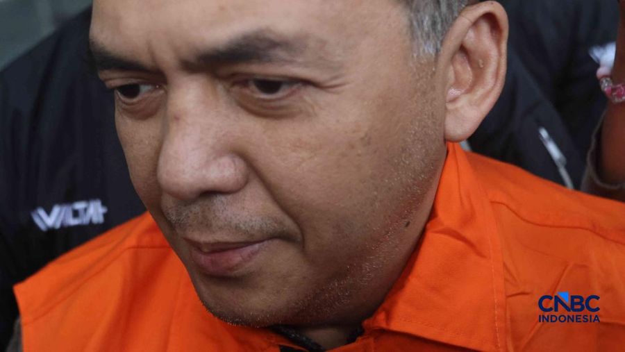 Wakil Menteri Imigrasi dan Pemasyarakatan (Wamen Imipas), Silmy Karim, tampak mengenakan rompi tahanan berwarna oranye saat berada di Gedung Merah Putih KPK, Jakarta, Kamis (4/6/2026).