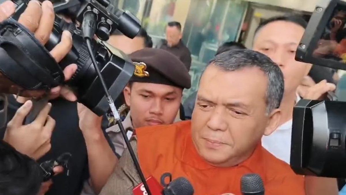 Wamen Impas Silmy Karim Ditahan KPK, Diborgol Pakai Rompi Oranye