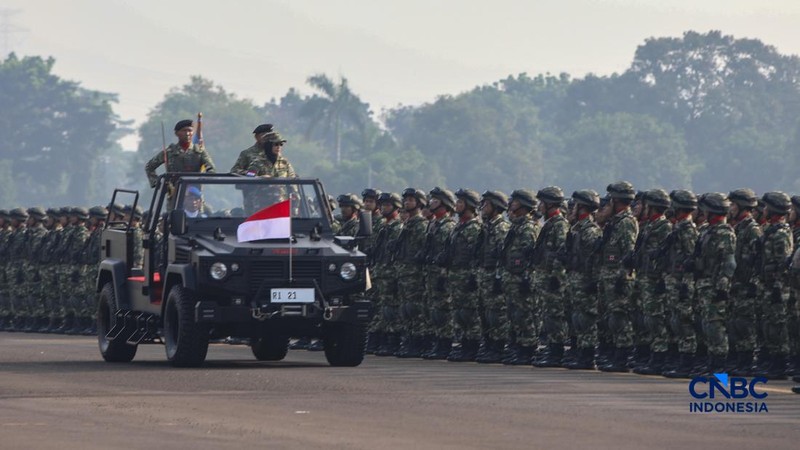 Anggota Komponen Cadangan (Komcad) memgikuti Upacara Penutupan Latsarmil Komcad ASN Kementerian/Lembaga Gelombang I di Lanud Halim Perdana Kusuma, Jakarta, Jumat (5/6/2026).