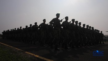 Anggota Komponen Cadangan (Komcad) memgikuti Upacara Penutupan Latsarmil Komcad ASN Kementerian/Lembaga Gelombang I di Lanud Halim Perdana Kusuma, Jakarta, Jumat (5/6/2026).(CNBC Indonesia/Faisal Rahman)