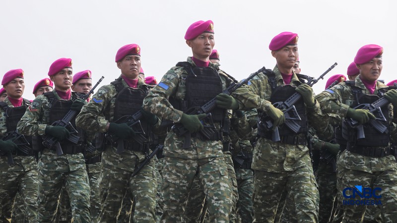Anggota Komponen Cadangan (Komcad) memgikuti Upacara Penutupan Latsarmil Komcad ASN Kementerian/Lembaga Gelombang I di Lanud Halim Perdana Kusuma, Jakarta, Jumat (5/6/2026). (CNBC Indonesia/Faisal Rahman)