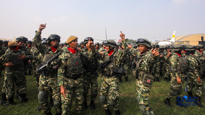 Anggota Komponen Cadangan (Komcad) memgikuti Upacara Penutupan Latsarmil Komcad ASN Kementerian/Lembaga Gelombang I di Lanud Halim Perdana Kusuma, Jakarta, Jumat (5/6/2026). (CNBC Indonesia/Faisal Rahman)