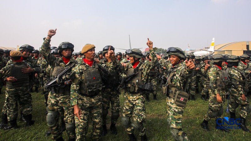 Anggota Komponen Cadangan (Komcad) memgikuti Upacara Penutupan Latsarmil Komcad ASN Kementerian/Lembaga Gelombang I di Lanud Halim Perdana Kusuma, Jakarta, Jumat (5/6/2026).