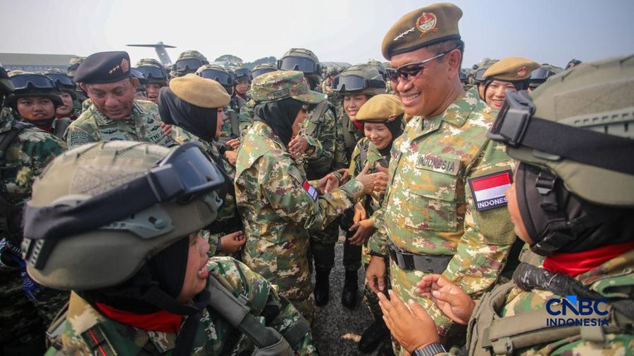 Anggota Komponen Cadangan (Komcad) memgikuti Upacara Penutupan Latsarmil Komcad ASN Kementerian/Lembaga Gelombang I di Lanud Halim Perdana Kusuma, Jakarta, Jumat (5/6/2026).