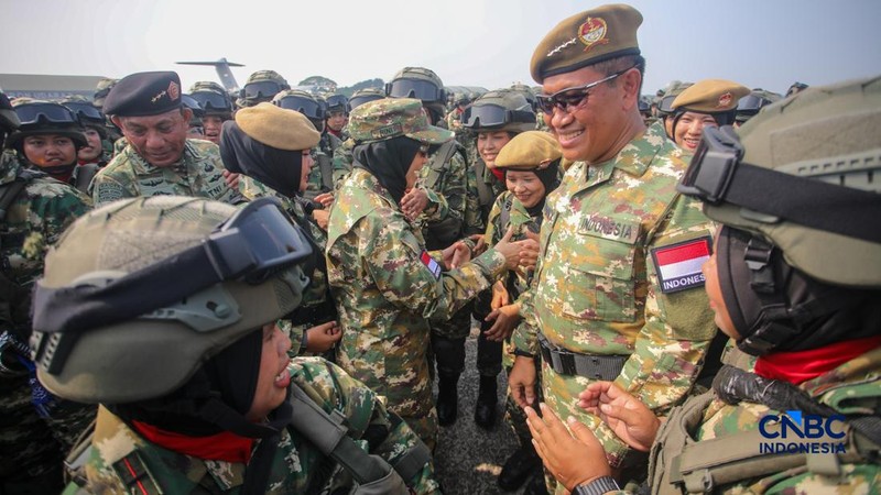 Anggota Komponen Cadangan (Komcad) memgikuti Upacara Penutupan Latsarmil Komcad ASN Kementerian/Lembaga Gelombang I di Lanud Halim Perdana Kusuma, Jakarta, Jumat (5/6/2026).
