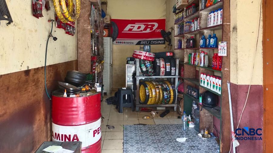 Bengkel motor di daerah Mampang, Jakarta Selatan, Jumat (5/6/2026). (CNBC Indonesia/Martyasari Rizky)