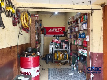 Bengkel motor di daerah Mampang, Jakarta Selatan, Jumat (5/6/2026). (CNBC Indonesia/Martyasari Rizky)