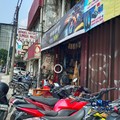 Bengkel motor di daerah Mampang, Jakarta Selatan, Jumat (5/6/2026). (CNBC Indonesia/Martyasari Rizky)