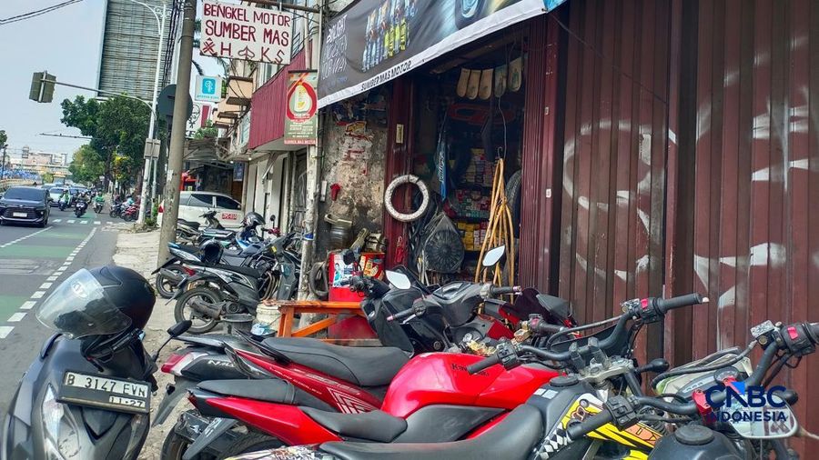 Bengkel motor di daerah Mampang, Jakarta Selatan, Jumat (5/6/2026). (CNBC Indonesia/Martyasari Rizky)