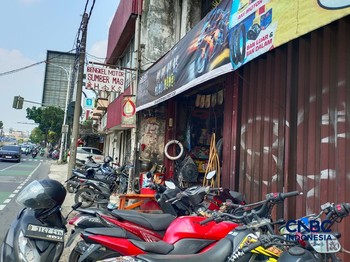 Bengkel motor di daerah Mampang, Jakarta Selatan, Jumat (5/6/2026). (CNBC Indonesia/Martyasari Rizky)