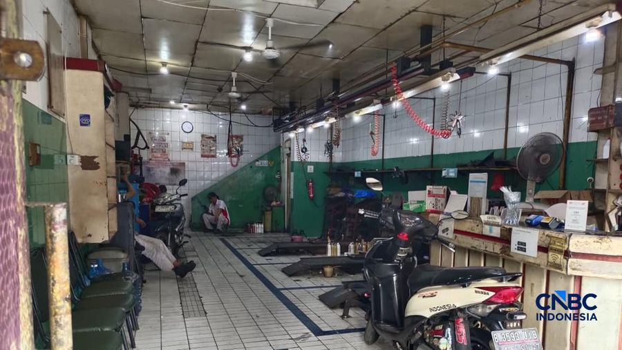 Bengkel motor di kawasan Mampang, Jakarta Selatan sepi, montir kehilangan tip dan banyak bengong, Jumat (5/6/2026). (CNBC Indonesia/Martyasari Rizky)