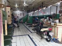 Bengkel motor di kawasan Mampang, Jakarta Selatan sepi, montir kehilangan tip dan banyak bengong, Jumat (5/6/2026). (CNBC Indonesia/Martyasari Rizky)