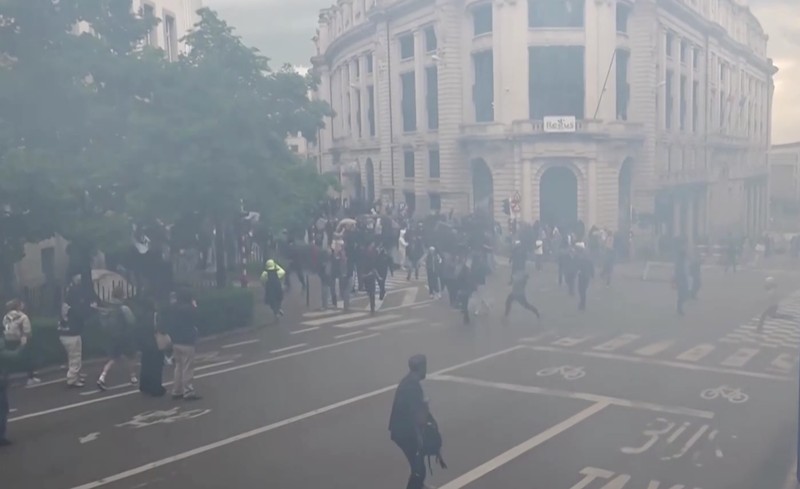 Bentrokan pecah antara demonstran dan polisi di pusat Kota Brussels pada Kamis (4/6/2026) ketika aksi protes menentang rencana reformasi sektor pendidikan di Belgia berubah menjadi kerusuhan. (Tangkapan Layar Video Reuters/)