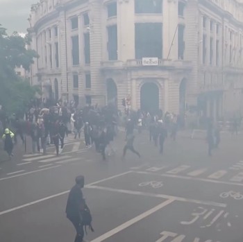 Bentrokan pecah antara demonstran dan polisi di pusat Kota Brussels pada Kamis (4/6/2026) ketika aksi protes menentang rencana reformasi sektor pendidikan di Belgia berubah menjadi kerusuhan. (Tangkapan Layar Video Reuters/)