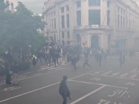 Bentrokan pecah antara demonstran dan polisi di pusat Kota Brussels pada Kamis (4/6/2026) ketika aksi protes menentang rencana reformasi sektor pendidikan di Belgia berubah menjadi kerusuhan. (Tangkapan Layar Video Reuters/)