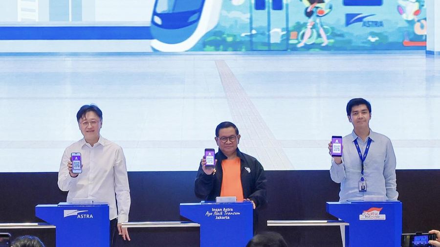Gubernur DKI Jakarta Pramono Anung (tengah), didampingi Presiden Direktur Astra Rudy (kiri) beserta perwakilan Insan Astra (kanan) saat prosesi Kick-Off peluncuran “Insan Astra Ayo Naik Transum Jakarta” hari ini (5/6) di Menara Astra (Dok Astra)