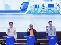 Gubernur DKI Jakarta Pramono Anung (tengah), didampingi Presiden Direktur Astra Rudy (kiri) beserta perwakilan Insan Astra (kanan) saat prosesi Kick-Off peluncuran “Insan Astra Ayo Naik Transum Jakarta” hari ini (5/6) di Menara Astra (Dok Astra)