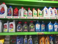 Harga oli motor meledak di kawasan Mampang, Jakarta Selatan, Jumat (5/6/2026). (CNBC Indonesia/Martyasari Rizky)
