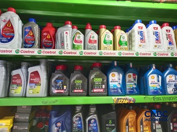 Harga oli motor meledak di kawasan Mampang, Jakarta Selatan, Jumat (5/6/2026). (CNBC Indonesia/Martyasari Rizky)