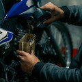 Ilustrasi pengisian minyak pelumas sepeda motor. (Dok. Pexels)