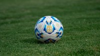 Gaya Main Kamu Klasik Solid atau Playmaker Lincah? Ini Cara Pilih Sepatu Bola 