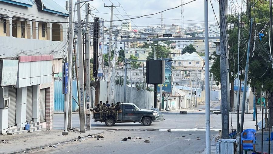 Ketegangan politik di Somalia kembali memanas setelah baku tembak hebat meletus di pusat ibu kota Mogadishu pada Jumat (5/6/2026). (REUTERS/Feisal Omar)