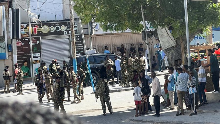 Ketegangan politik di Somalia kembali memanas setelah baku tembak hebat meletus di pusat ibu kota Mogadishu pada Jumat (5/6/2026). (REUTERS/Feisal Omar)