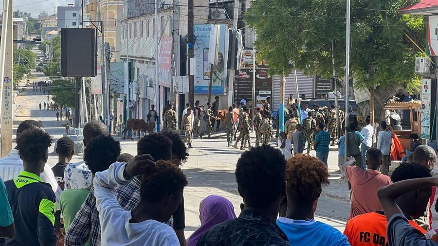Ketegangan politik di Somalia kembali memanas setelah baku tembak hebat meletus di pusat ibu kota Mogadishu pada Jumat (5/6/2026). (REUTERS/Feisal Omar)