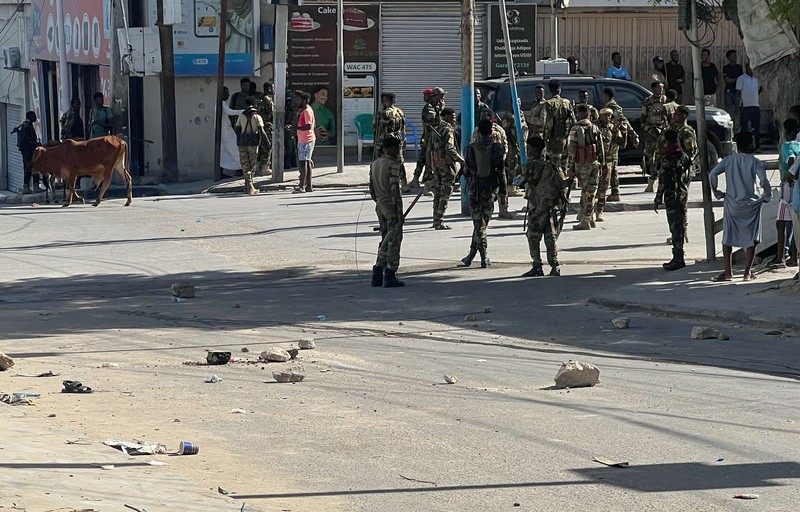 Ketegangan politik di Somalia kembali memanas setelah baku tembak hebat meletus di pusat ibu kota Mogadishu pada Jumat (5/6/2026). (REUTERS/Feisal Omar)
