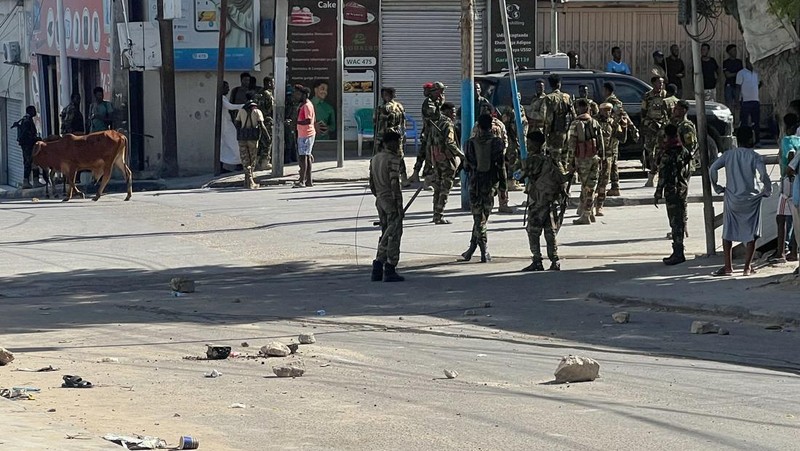 Ketegangan politik di Somalia kembali memanas setelah baku tembak hebat meletus di pusat ibu kota Mogadishu pada Jumat (5/6/2026). (REUTERS/Feisal Omar)