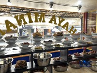Kondisi Rumah Makan Padang di Tebet, Jakarta Selatan pada Jumat (5/6/2026). (CNBC Indoensia/Elga Nurmutia)