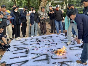 Mahasiswa Demo Bakar Duit Mainan di BI Jateng Buntut Dolar Tembus Rp 18 Ribu