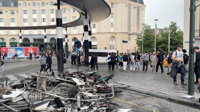 Bentrokan pecah antara demonstran dan polisi di pusat Kota Brussels pada Kamis (4/6/2026) ketika aksi protes menentang rencana reformasi sektor pendidikan di Belgia berubah menjadi kerusuhan. (Tangkapan Layar Video Reuters/)