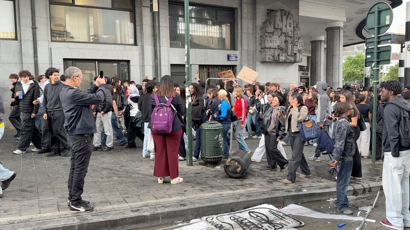Bentrokan pecah antara demonstran dan polisi di pusat Kota Brussels pada Kamis (4/6/2026) ketika aksi protes menentang rencana reformasi sektor pendidikan di Belgia berubah menjadi kerusuhan. (Tangkapan Layar Video Reuters/)