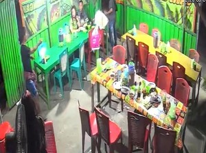 Pria Mabuk di Parepare Ngamuk Kejar Pengunjung Warung Makan Pakai Badik