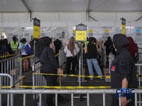 Penggemar K-Pop mulai melalukan penukaran tiket konser EXO di kawasan Indonesia Arena, GBK, Jakarta, Jumat (5/6/2026). Menjelang konser EXO yang berlangsung pada 6-7 Juni sejumlah penggemar K-Pop mulai berdatangan untuk menukarkan tiket hingga meliha