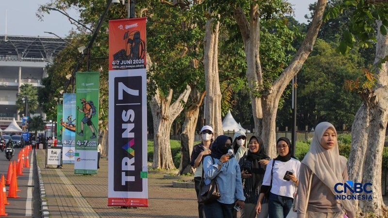 Penggemar K-Pop mulai melalukan penukaran tiket konser EXO di kawasan Indonesia Arena, GBK, Jakarta, Jumat (5/6/2026). Menjelang konser EXO yang berlangsung pada 6-7 Juni sejumlah penggemar K-Pop mulai berdatangan untuk menukarkan tiket hingga meliha