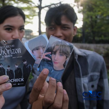 Penggemar K-Pop mulai melalukan penukaran tiket konser EXO di kawasan Indonesia Arena, GBK, Jakarta, Jumat (5/6/2026). Menjelang konser EXO yang berlangsung pada 6-7 Juni sejumlah penggemar K-Pop mulai berdatangan untuk menukarkan tiket hingga meliha