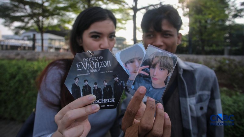 Penggemar K-Pop mulai melalukan penukaran tiket konser EXO di kawasan Indonesia Arena, GBK, Jakarta, Jumat (5/6/2026). Menjelang konser EXO yang berlangsung pada 6-7 Juni sejumlah penggemar K-Pop mulai berdatangan untuk menukarkan tiket hingga meliha
