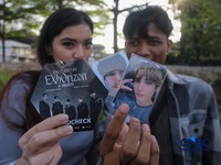 Penggemar K-Pop mulai melalukan penukaran tiket konser EXO di kawasan Indonesia Arena, GBK, Jakarta, Jumat (5/6/2026). Menjelang konser EXO yang berlangsung pada 6-7 Juni sejumlah penggemar K-Pop mulai berdatangan untuk menukarkan tiket hingga meliha