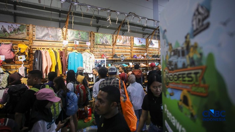 Pengunjung memilih berbagai produk perlengkapan luar ruang dalam pameran Indonesia Outdoor Festival (IndoFest) 2026 di Jakarta International Convention Center (JICC), Jakarta, Jumat (5/6/2026). (CNBC Indoensia/Faisal Rahman)
