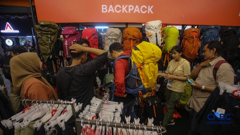 Pengunjung memilih berbagai produk perlengkapan luar ruang dalam pameran Indonesia Outdoor Festival (IndoFest) 2026 di Jakarta International Convention Center (JICC), Jakarta, Jumat (5/6/2026). (CNBC Indoensia/Faisal Rahman)