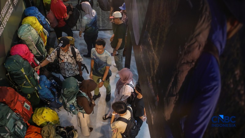 Pengunjung memilih berbagai produk perlengkapan luar ruang dalam pameran Indonesia Outdoor Festival (IndoFest) 2026 di Jakarta International Convention Center (JICC), Jakarta, Jumat (5/6/2026). (CNBC Indoensia/Faisal Rahman)