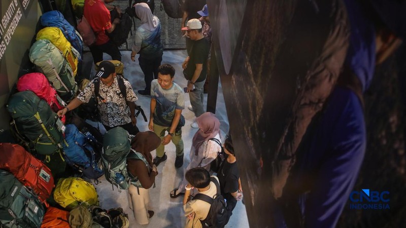 Pengunjung memilih berbagai produk perlengkapan luar ruang dalam pameran Indonesia Outdoor Festival (IndoFest) 2026 di Jakarta International Convention Center (JICC), Jakarta, Jumat (5/6/2026). (CNBC Indoensia/Faisal Rahman)