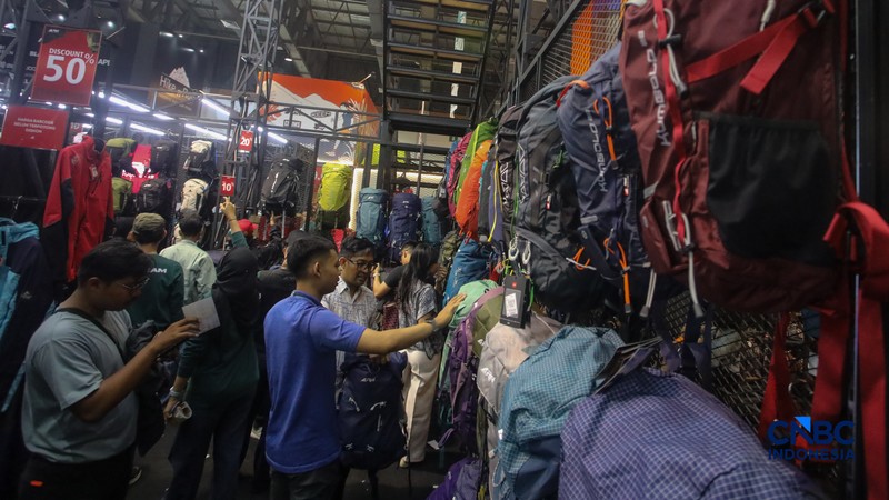 Pengunjung memilih berbagai produk perlengkapan luar ruang dalam pameran Indonesia Outdoor Festival (IndoFest) 2026 di Jakarta International Convention Center (JICC), Jakarta, Jumat (5/6/2026). (CNBC Indoensia/Faisal Rahman)