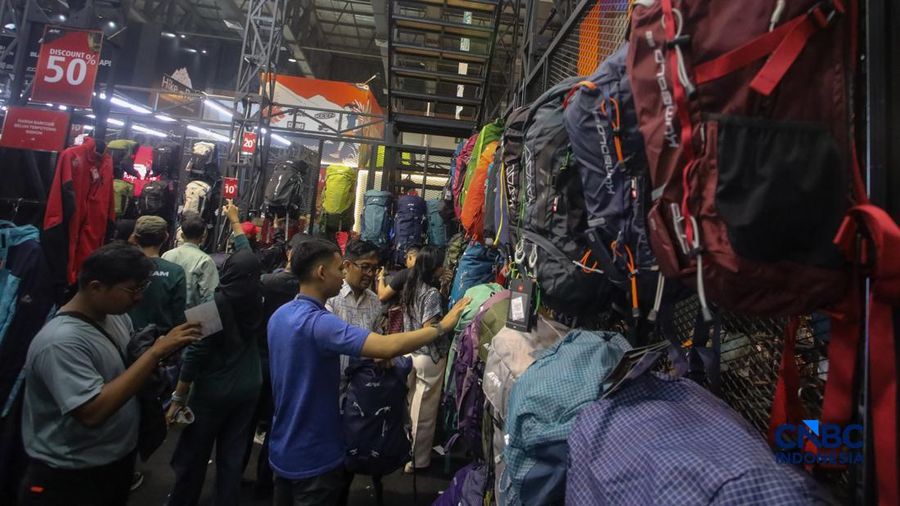 Pengunjung memilih berbagai produk perlengkapan luar ruang dalam pameran Indonesia Outdoor Festival (IndoFest) 2026 di Jakarta International Convention Center (JICC), Jakarta, Jumat (5/6/2026). (CNBC Indoensia/Faisal Rahman)