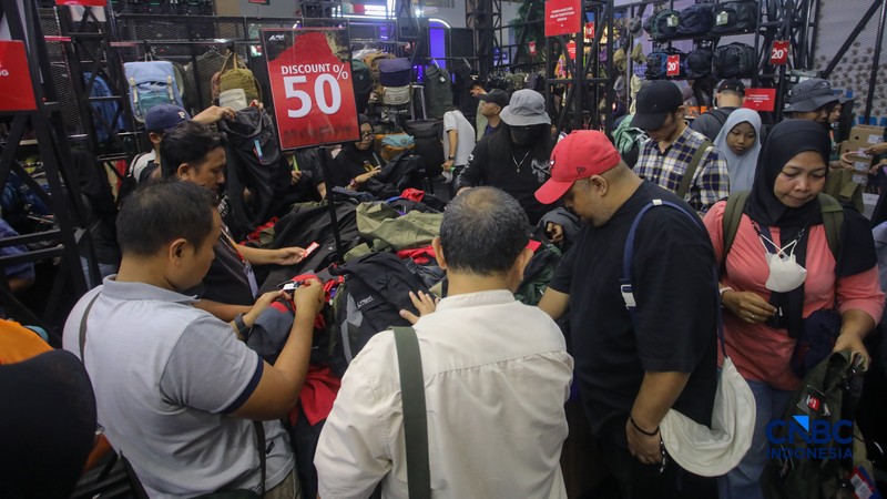 Pengunjung memilih berbagai produk perlengkapan luar ruang dalam pameran Indonesia Outdoor Festival (IndoFest) 2026 di Jakarta International Convention Center (JICC), Jakarta, Jumat (5/6/2026). (CNBC Indoensia/Faisal Rahman)