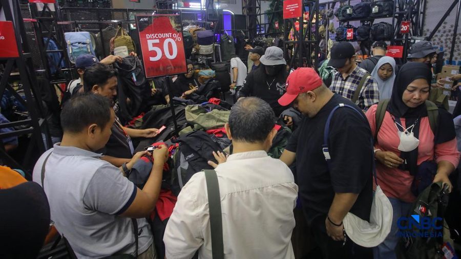 Pengunjung memilih berbagai produk perlengkapan luar ruang dalam pameran Indonesia Outdoor Festival (IndoFest) 2026 di Jakarta International Convention Center (JICC), Jakarta, Jumat (5/6/2026). (CNBC Indoensia/Faisal Rahman)